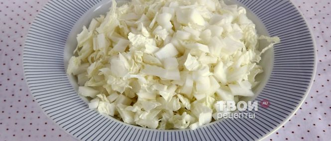 1) Капусту пекинскую порезать мелкими шашками.