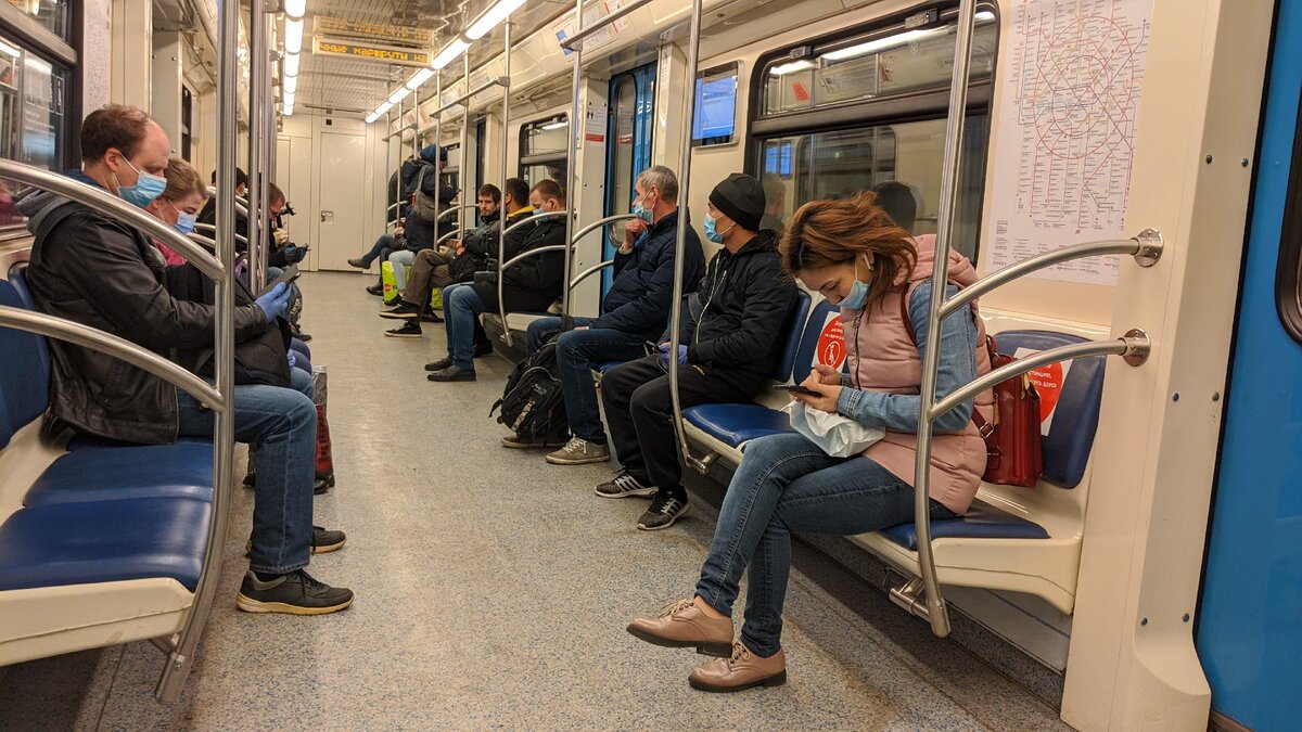 Сегодня в метро, в масках все