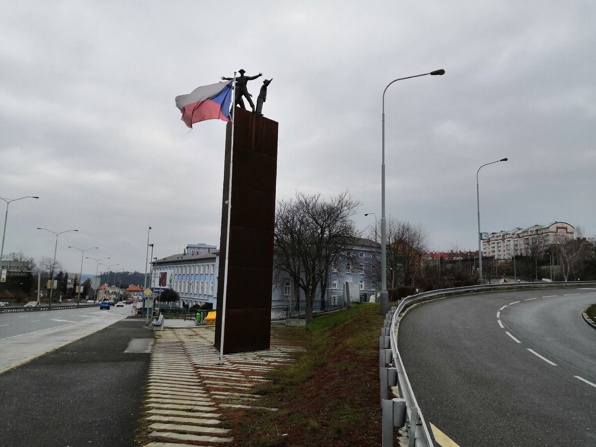 Вниз уходит дорога на Трою (к зоопарку), справа - съезд с трассы, дорога на Либень за спиной