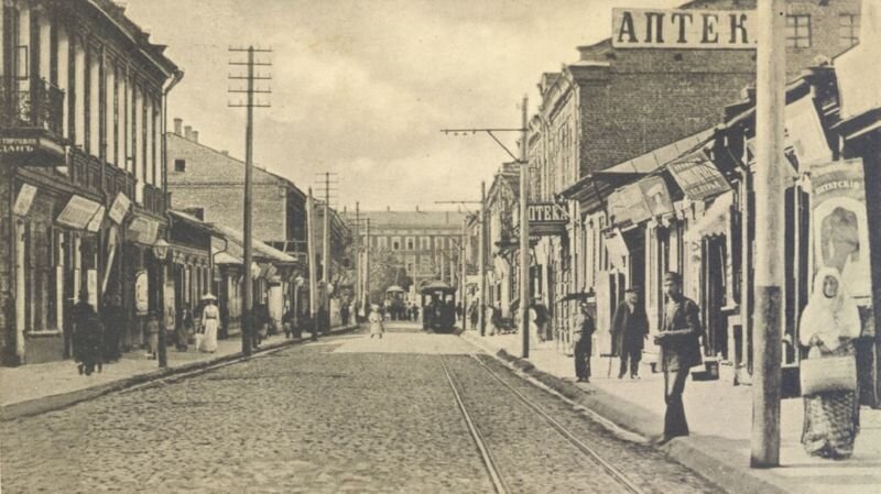 Вокзальная улица в начале ХХ века возле аптеки Ульриха. Фото из «Витебской энциклопедии»