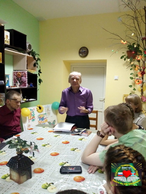 Владимир Васильевич читает стихотворение Е.Евтушенко.