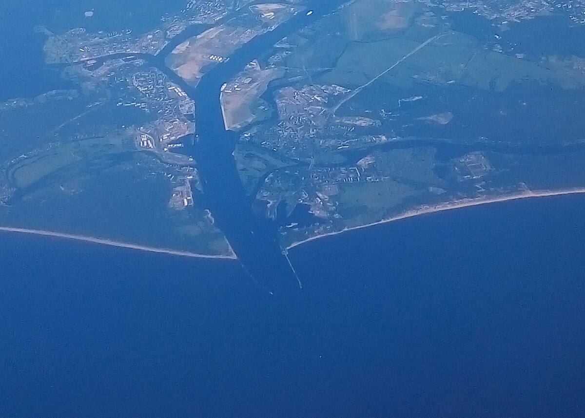 Вид из самолёта. Посадка осуществляется со стороны моря. 