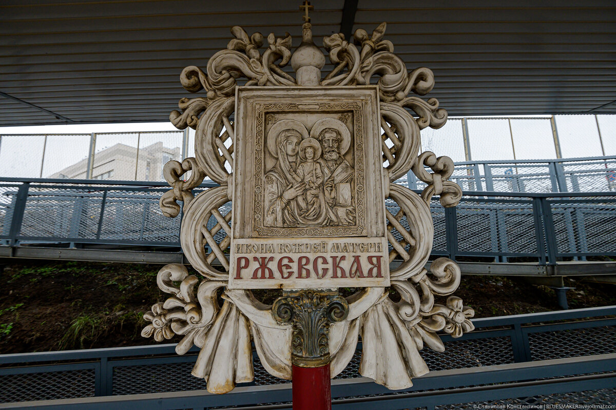 
Станция "Рижская" входит в число станций, которые подверглись переименованию в процессе преобразования сети электричек в Московские центральные диаметры. Раньше платформа носила название "Ржевская" и в общем-то всех это устраивало, но пришла оптимизация и решили, что все станции в одном пересадочном узле должны носить одинаковое название. Поэтому теперь у нас две станции "Рижская". Вторая станция расположена неподалеку и принадлежит Октябрьской железной дороге. Интересно, что пересадки между этими двумя станциями сейчас просто нет, вернее 3 и 4 пути станции "Рижская" находятся рядом со станцией МЦД, но поезда туда практически не приходят. Кроме того, путаницу создает еще и то, что некоторые называют станцию, находящуюся на Рижском вокзале "Москва Рижская", просто "Рижская". Разобраться в Рижских обычному человеку, которые впервые сюда попал, на самом деле очень непросто. Раньше хотя бы станции назывались по-разному, теперь путаницы стало больше. Есть и еще один нюанс, у некоторых дальних электричек, которые курсируют по МЦД-2, конечная остановка "Москва Рижская" и если вам нужно дальше "сквозь город удобнее и быстрее", то на такие электрички лучше не садиться, так как поезд приедет на Рижский вокзал, и вам нужно будет примерно полкилометра пройти до станции "Рижская". При всем при этом, нужно будет дважды пройти через турникеты, на выходе из вокзала и на входе на станцию МЦД "Рижская". Такая вот загогулина получается.