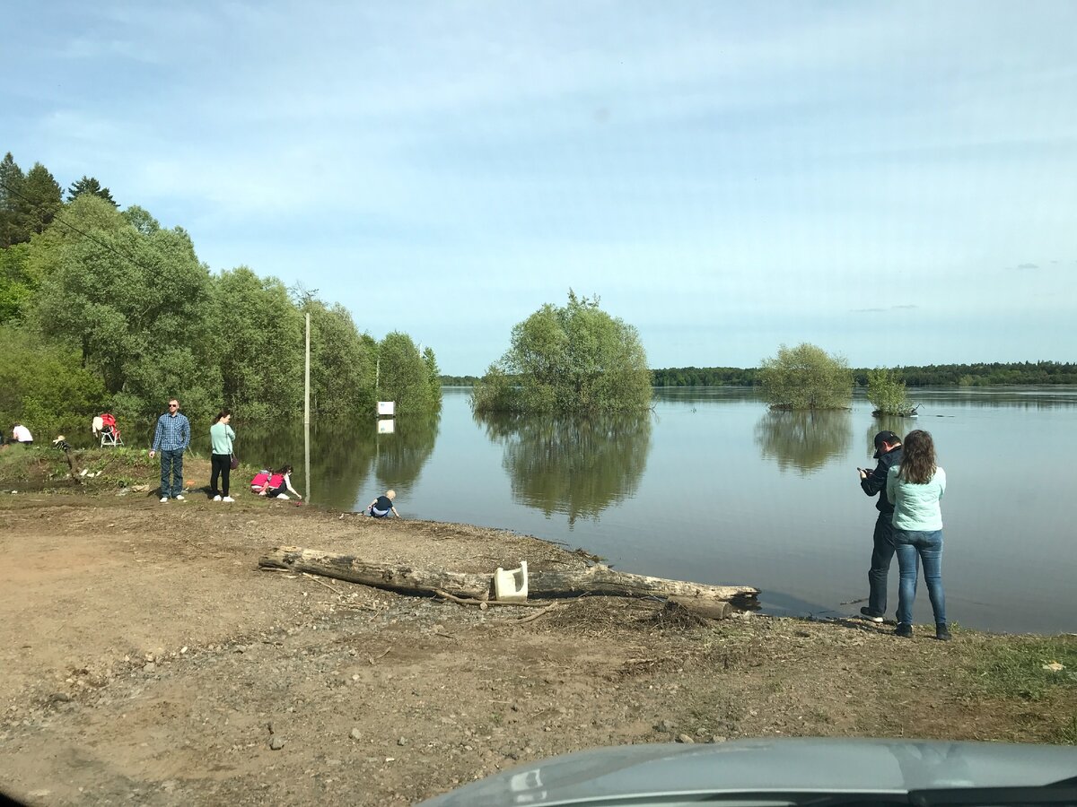 Обычно здесь еще метров 100 песчано-каменистого пляжа. Видно как подтоплены деревья.