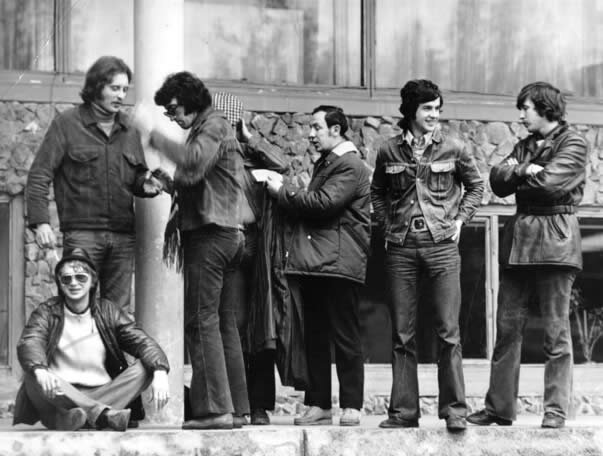  «Веселые ребята», 1973 г. Брест, Беларусь, гастроли. Слева направо: Валера Хабазин (сидит), Саша Лерман,, Саша Буйнов, за ним рабочий сцены Миша (фамилию забыл), рабочий же сцены по кличке Марчелло, Саша Барыкин, Слава Малежик  