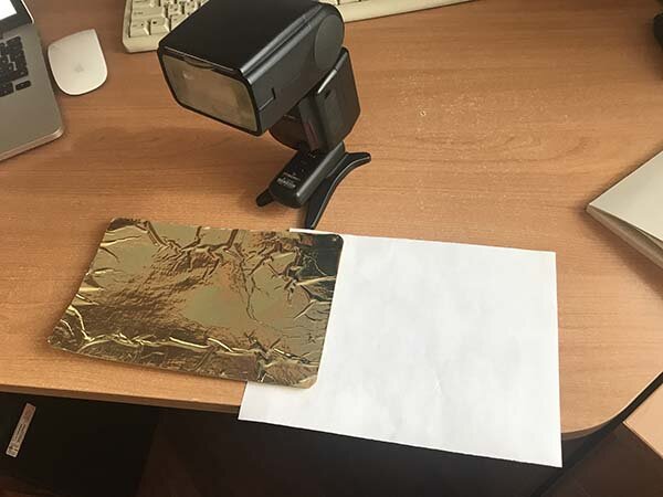 в качестве источника света накамерная вспышка и отражатель/и