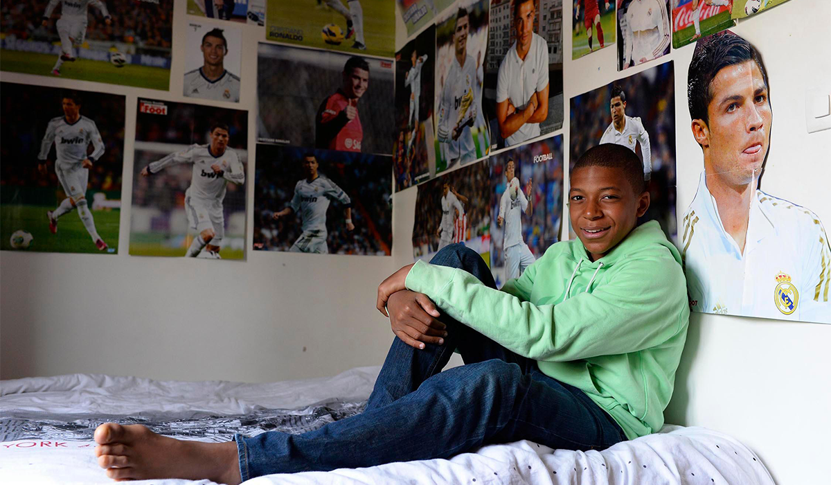 С детства болеет за Криштиану!)