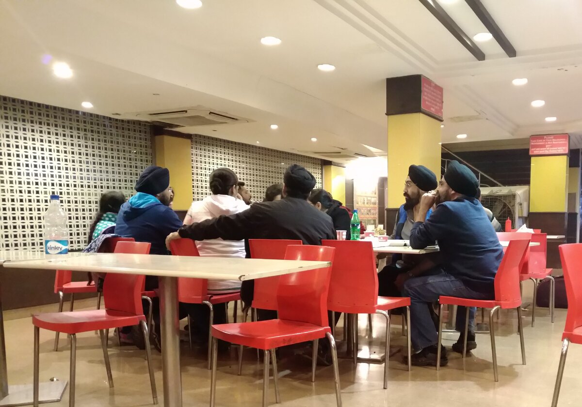 Дели, два часа ночи, привокзальное кафе