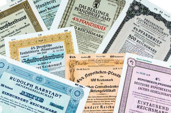 Ценные бумаги (англ. "Securities") — это финансовые документы, которые дают имущественные права его предъявителю. Главной целью владельцев такого рода активов является получение прибыли. Физически они выпускались в бумажном виде, но с 2000-х годов данные об их владельцах хранятся в электронном реестре.