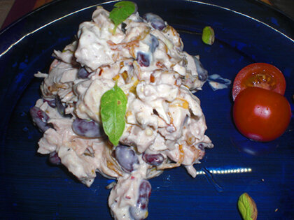 Куриный салат с фасолью и фисташками