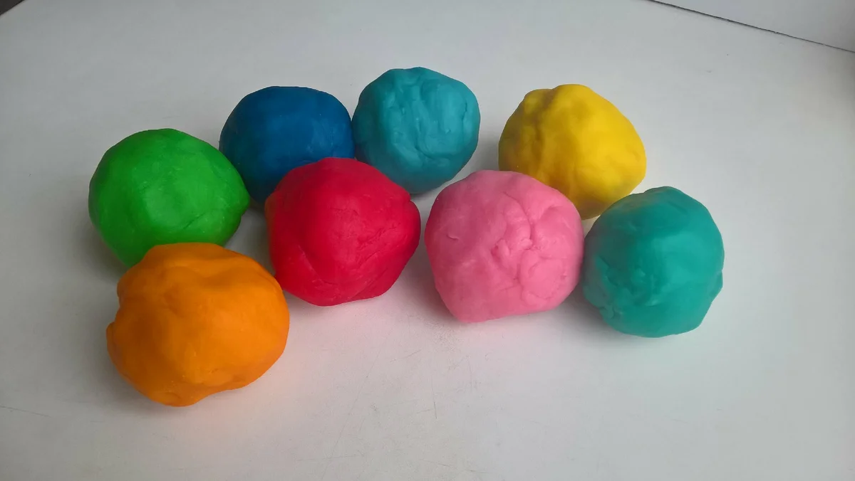 Самодельное тесто для лепки. Приятное на ощупь, не липнет к рукам, очень быстро и легко готовится, не токсичное, безопасное. Нравится малышам. Но и дети постарше с удовольствием таким играют.