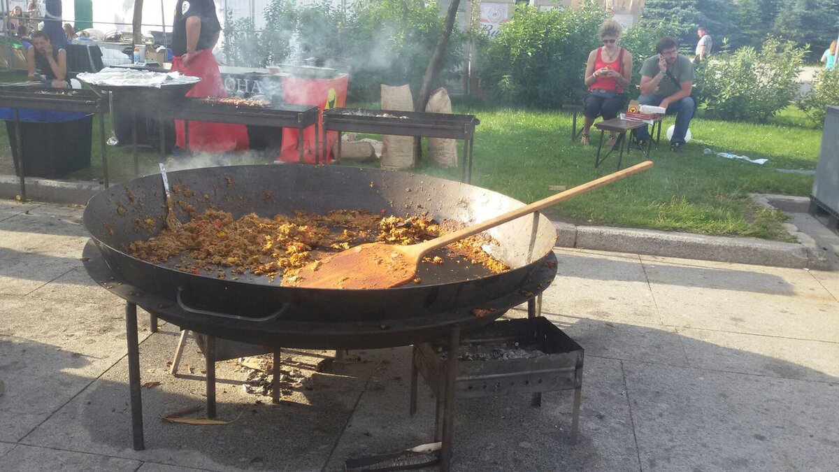 Под конец фестиваля. Большая и добрая сковородка... Около метра размером... Которая делилась пловом и радостью на ВК-фесте с огромным количеством людей. И когда мы проходили мимо неё, мы невольно залюбовались... не внешним видом, а доброй, льющейся через край радостью этого места. 