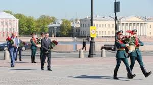 возложение цветов чиновниками  -  все без масок