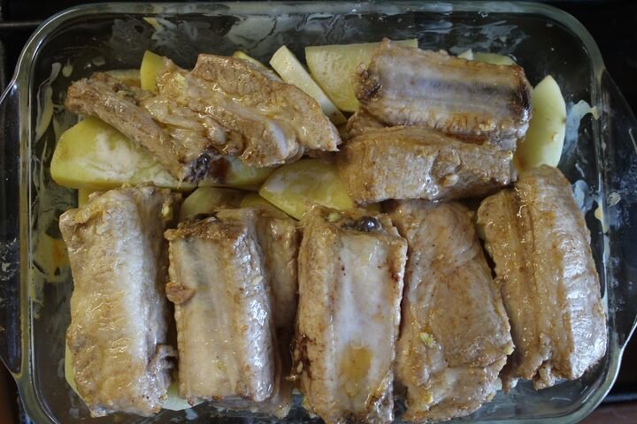 Свиные ребрышки с картошкой в духовке - невероятно вкусное жаркое! Пошаговый рецепт.
