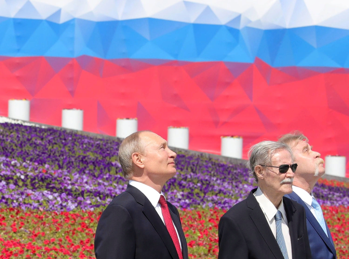 Путин (слева) вместе с директором Малого театра Юрием Соломиным и Металлургом Александром Моториным на церемонии Дня России в пятницу в Москве. MICHAEL KLIMENTYEV/SPUTNIK/KREML / EFЕ