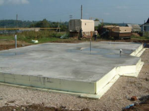 Фундамент из плит ЖБИ считается одним из самых экономичных вариантов формирования основания сооружений.