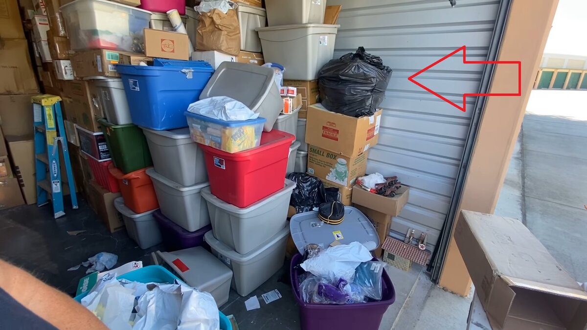 среди большого количества коробок неприметный пакет