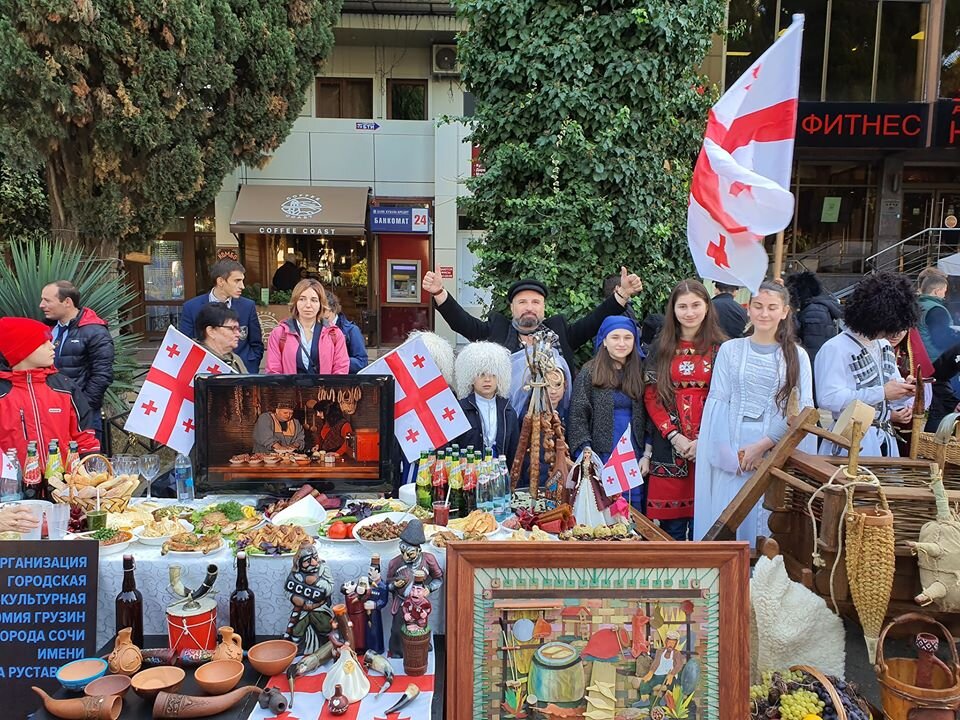 У грузина, сочи. Сочи батуми стамбул сочи. Сочи была грузией. Грузия армения граница на машине. Дорога в грузию на машине.