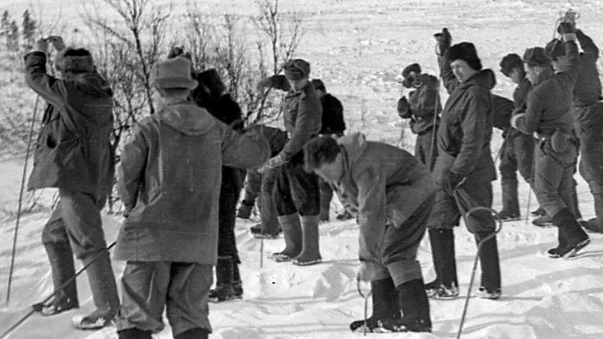 Перевал Дятлова. Поисковики ищут туристов на склоне горы "1079"