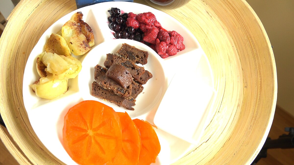 Брауни с цуккини (рецепт есть в Дзене), фрукты и кокосовый йогурт