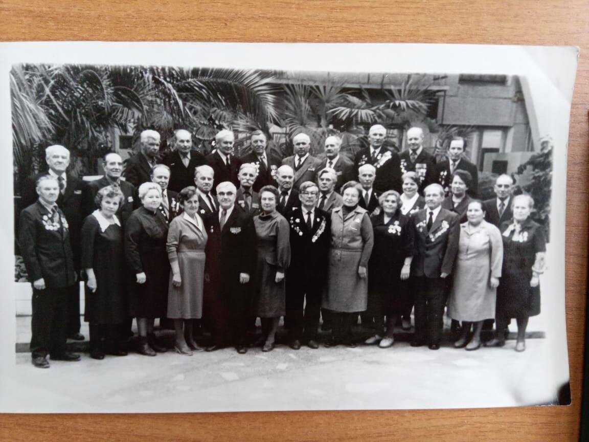 Городской Совет ветеранов, 1987 год. В составе Совета было 49 человек (16 женщин и 33 мужчины), среди ветеранов – 29 участников Великой Отечественной войны, 20 тружеников тыла. Средний возраст членов Совета составлял 67 лет. Фото предоставлено Карпинским краеведческим музеем.