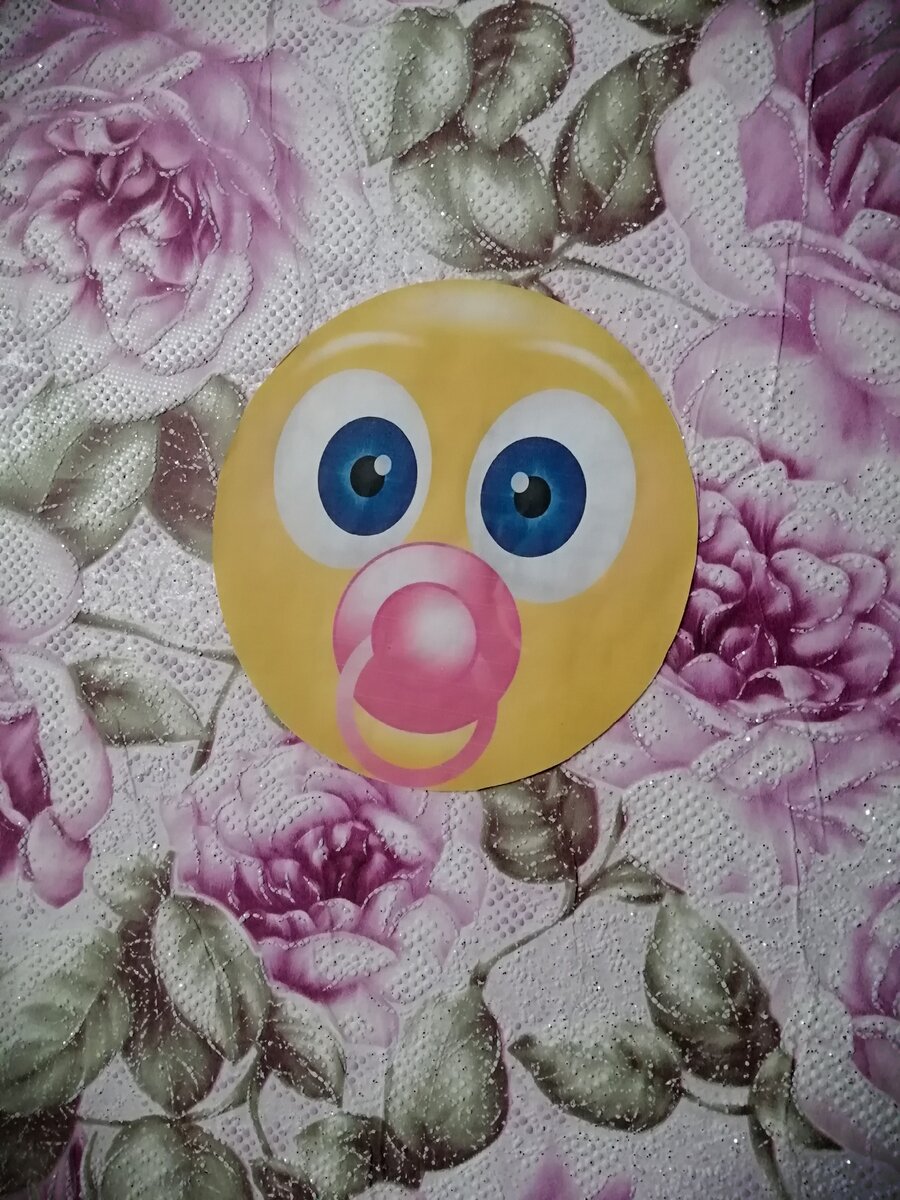 Во время беременности я наклеила на стены вот такие смешные смайлики... У кого что😂