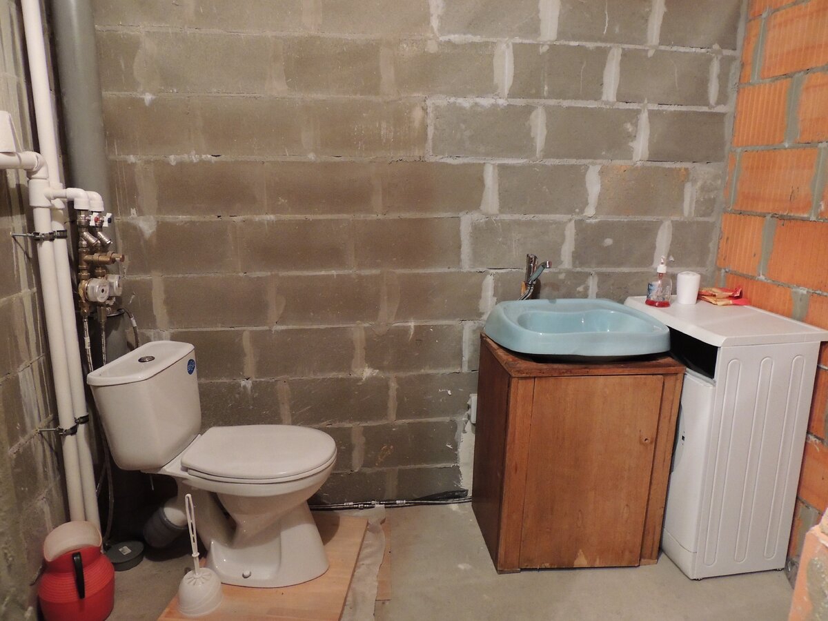 Старую раковину из прошлой квартиры использовали первое время по назначению пока полностью не сделали новую ванную комнату и не купили хорошую раковину.