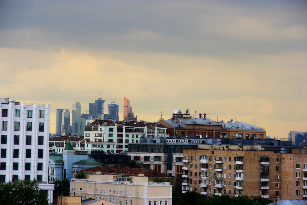 Москва - новые дома и старые крыши центра.