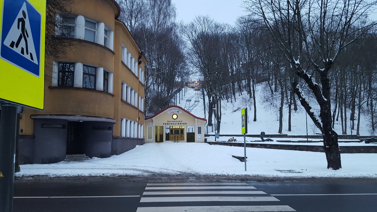 Напротив университета находится один из Каунасских фуникулеров. Лекция закончилась — домой и работать.