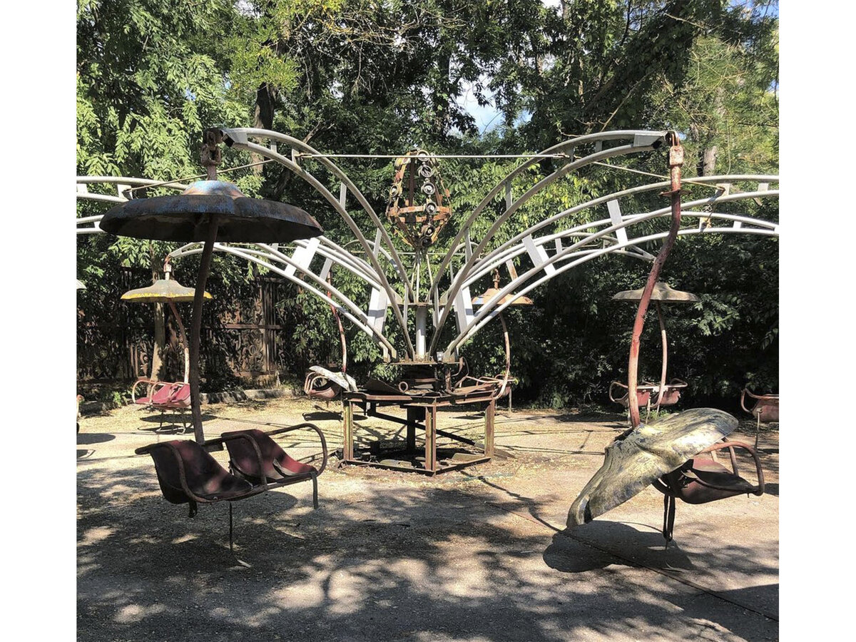 Заброшенный парк аттракционов