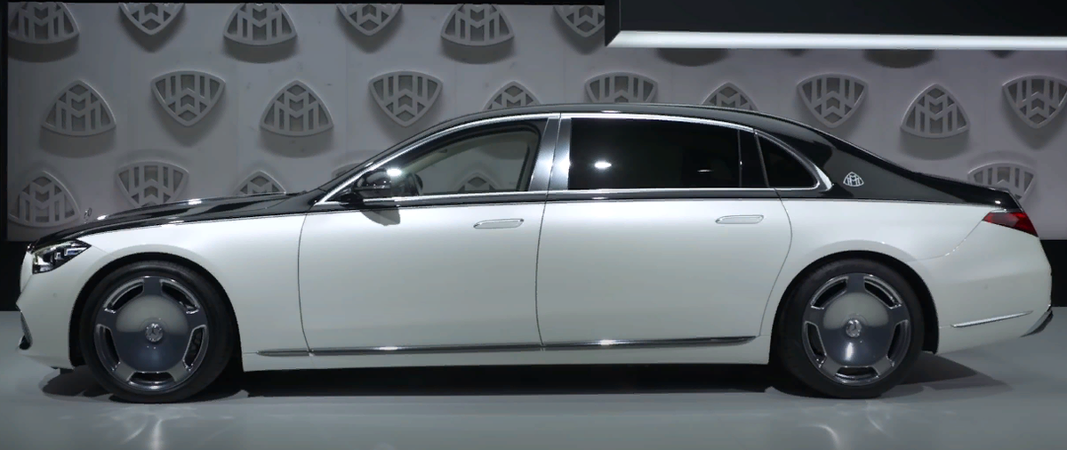 Новый  майбах в черно-белом цвете