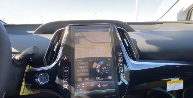 Так выглядит большой экран встроенный в центральную консоль модели Prius Prime.
