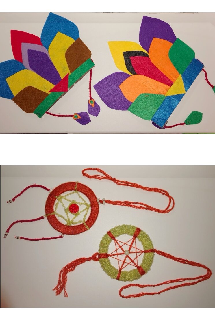 Фото автора. Головные уборы и амулеты  «индейцев».  