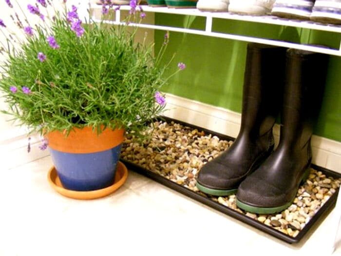 Большая плошка с речной галькой избавляет от необходимости сразу бежать и мыть подошву