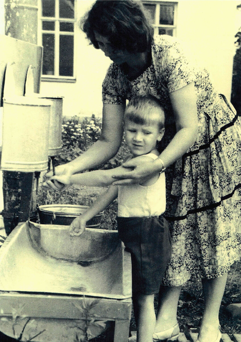 Маленький Андрюша Краско с мамой Кирой Васильевной.