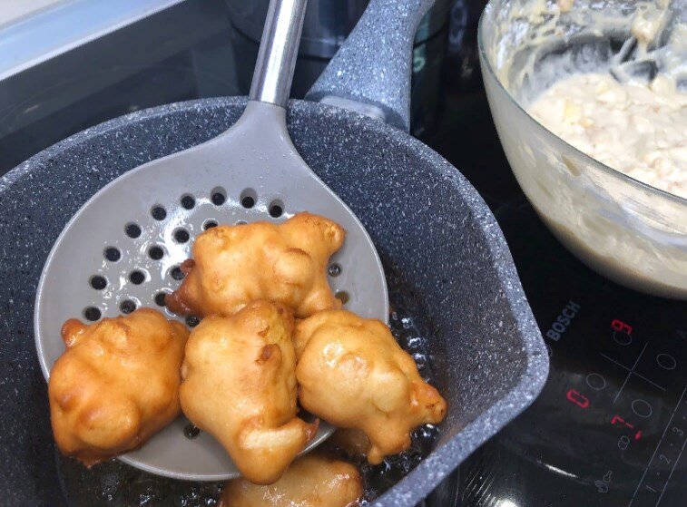 Яблочные "Пухлячки" к чаю. Всё перемешиваю ложкой и на сковороду (делюсь рецептом)