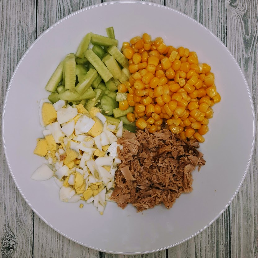 Салат с колбасой, жареными шампиньонами и огурцами