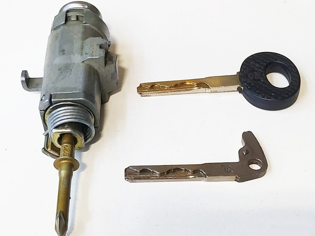 личинка для автозамков. ключ в дверном замке. сувальдный замок mottura dp25. ключ замка зажигания gx470. ключ личинка 0110.