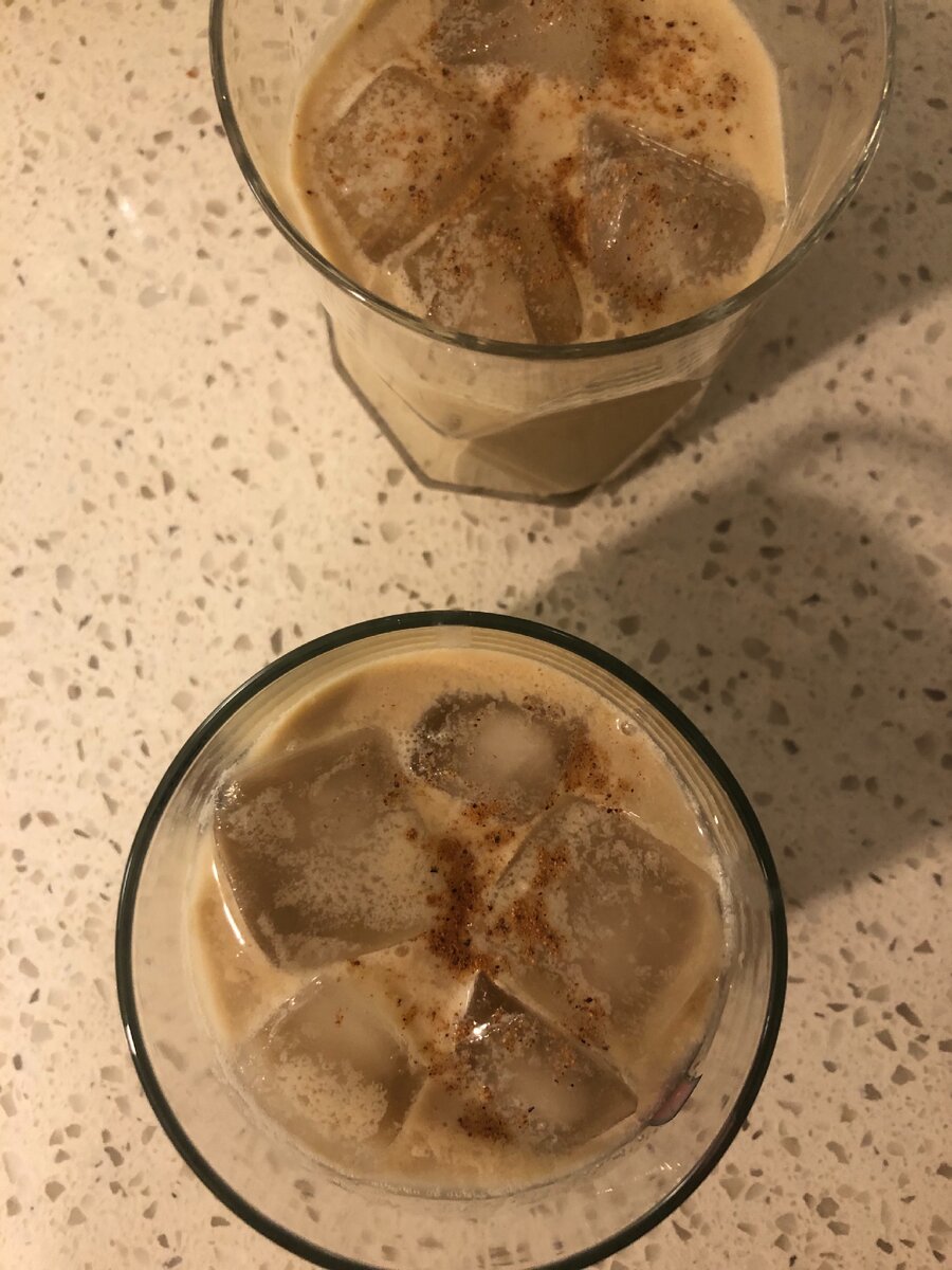 В напиток добавляют специи, чаще мускатный орех  и корицу. Фото автора. 