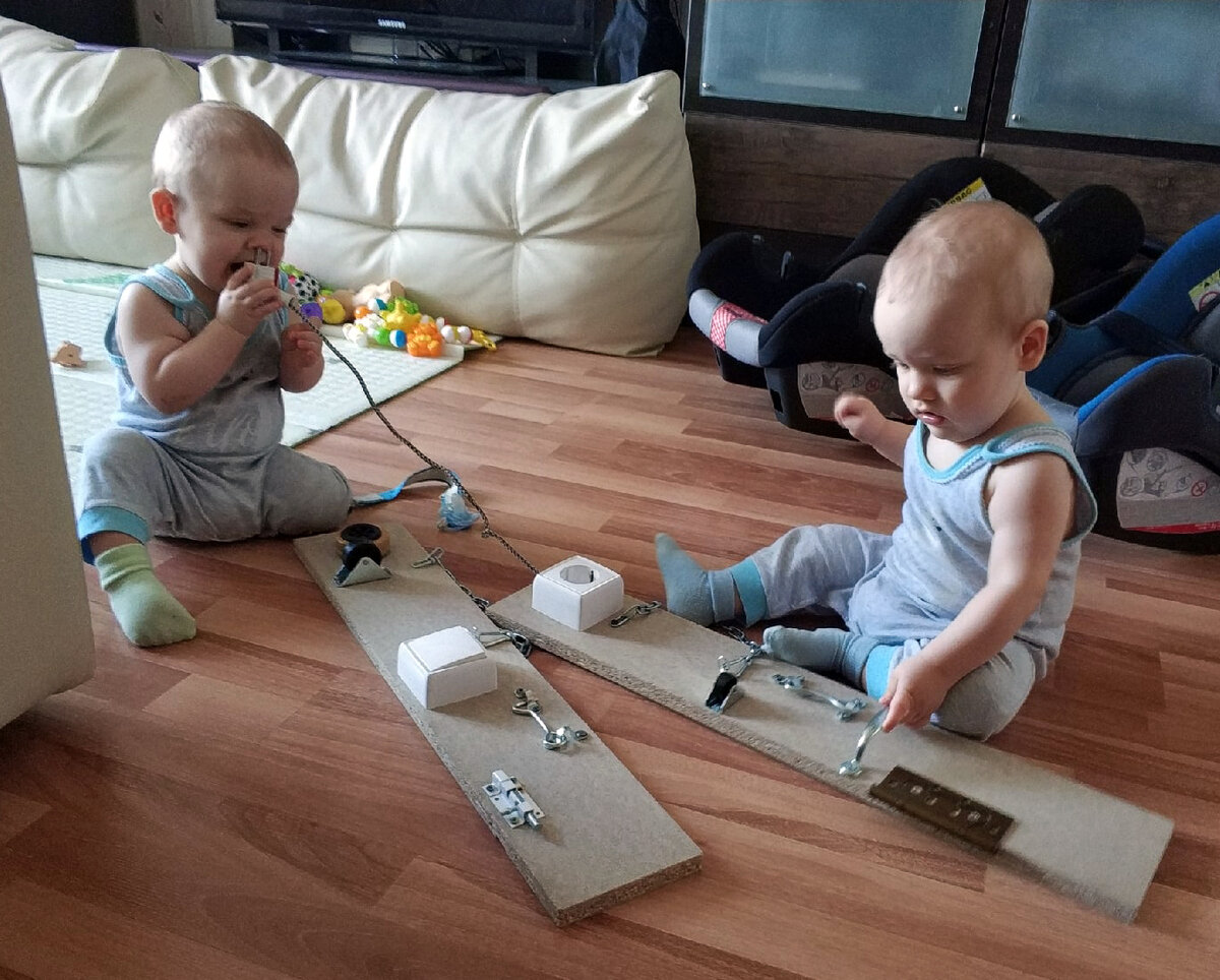 Наши самодельные бизиборды, которые потом будем пополнять предметами 