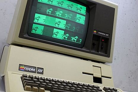 
В то время как релиз Apple 2 произвел своеобразный фурор в мире высоких технологий и принес компании известность, запуск продукции Apple 3 в 80-х все же потерпел неудачу. Сам аппарат был создан исключительно в коммерческих целях, так как большинство промышленного программного обеспечения было создано под Apple 2. Таким образом, практически каждый продукт Apple 3, выставленный на продажу, приходилось переделывать.