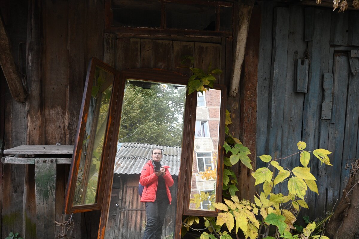 Сойду ли я за местную невесту? До сих пор вздыхаю по этому зеркалу - его кто-то выбросил на улицу за ненадобностью... Но я приехала в Иваново на блаблакаре, и дотащить его до Москвы просто физически не могла.