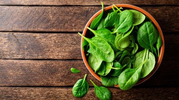  Шпинат - это очень мощный источник питательных веществ для нас. В нём содержаться витамины, минеральные вещества, сапонины и фитонутриенты.