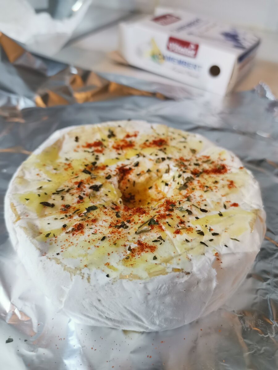 Камамбер с сухими приправами и оливковым маслом