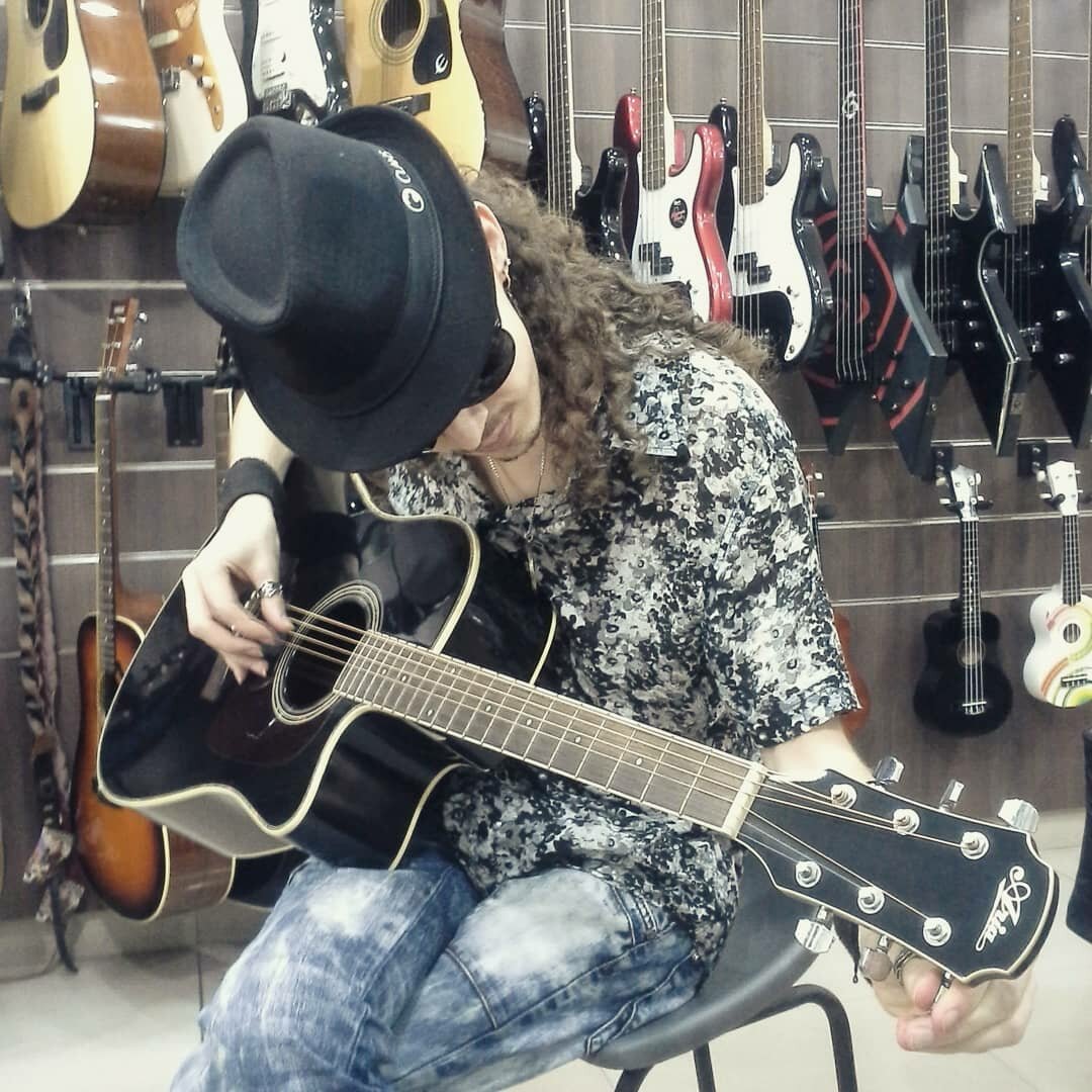 В музыкальном магазине Нью-Дели