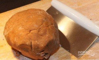 Размягчённое масло смешайте с мёдом, яйцами и сахаром. Потом добавьте в эту массу все сухие ингредиенты из рецепта. Замешайте тесто. Оставьте его в плёнке в холодильнике на полчаса. 