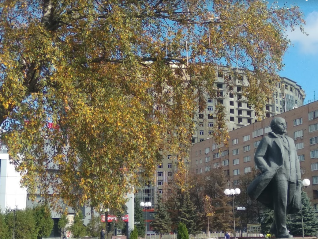 Фото автора. Даже в окружающей жизни полно ограничений, вокруг все стоится и изменяется, но при этом остаются старые идолы. Многие даже не знают кто они и зачем они тут стоят. 