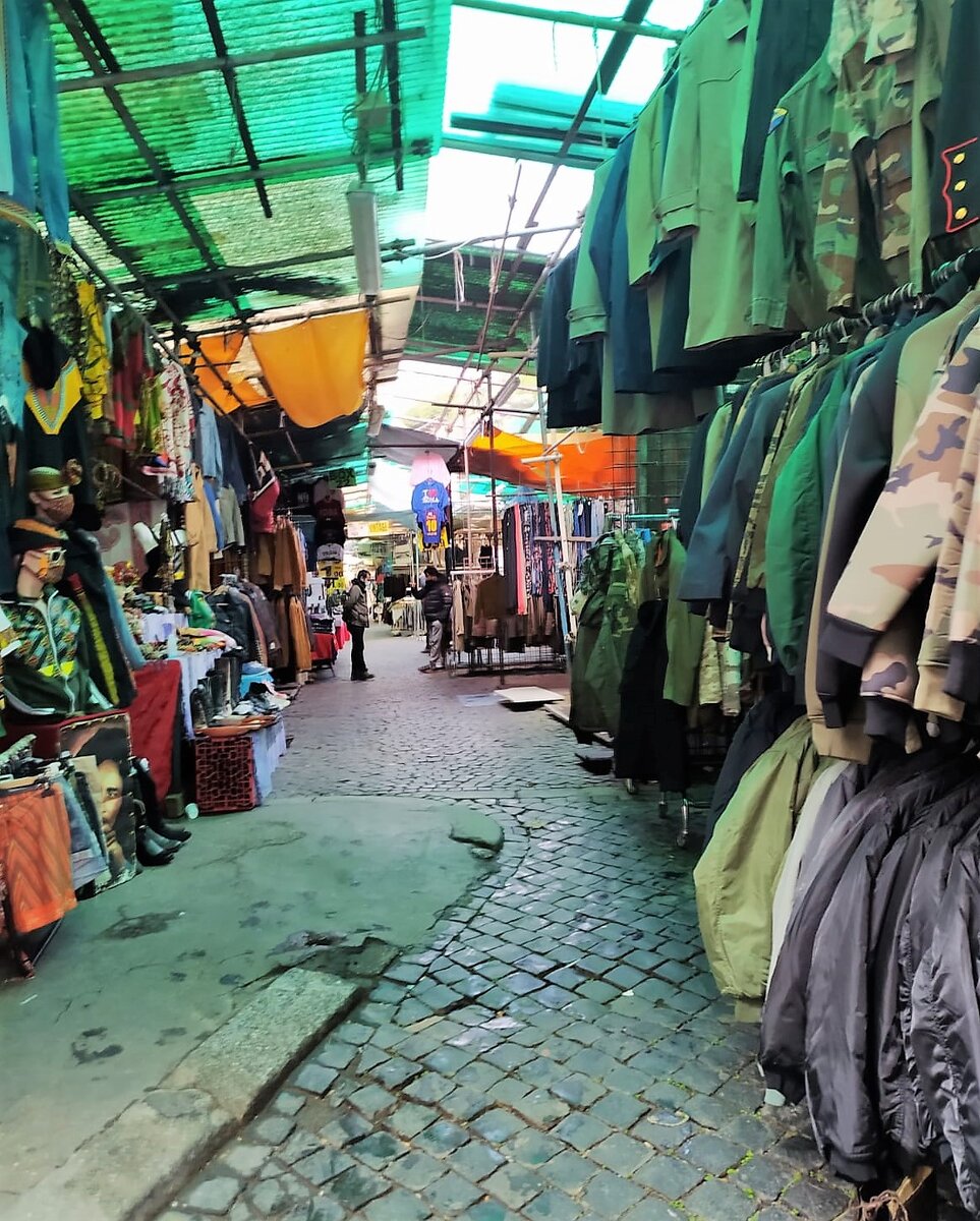 Центральный вход на блошиный рынок Саннио в Риме.