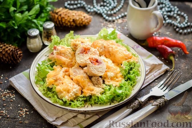 куриное филе, ветчина, перец сладкий, сливки, сыр твёрдый, соус соевый, соль, перец чёрный молотый, листья салата (для подачи)