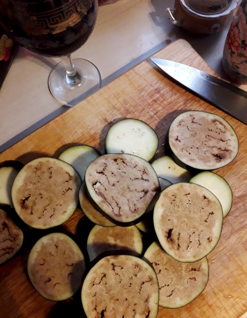 Резать нужно тонко и вообще лучше маленькими кубиками или полосками: так удобнее потом есть. Но у меня набор на рататуй... 